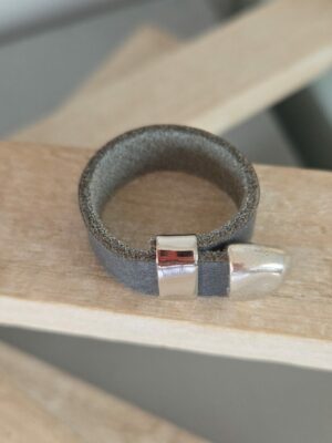 Bague Homme Ajustable en cuir plat gris anthracite et apprêts argentés – Image 2