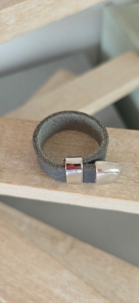 Bague Homme Ajustable en cuir plat gris anthracite et apprêts argentés