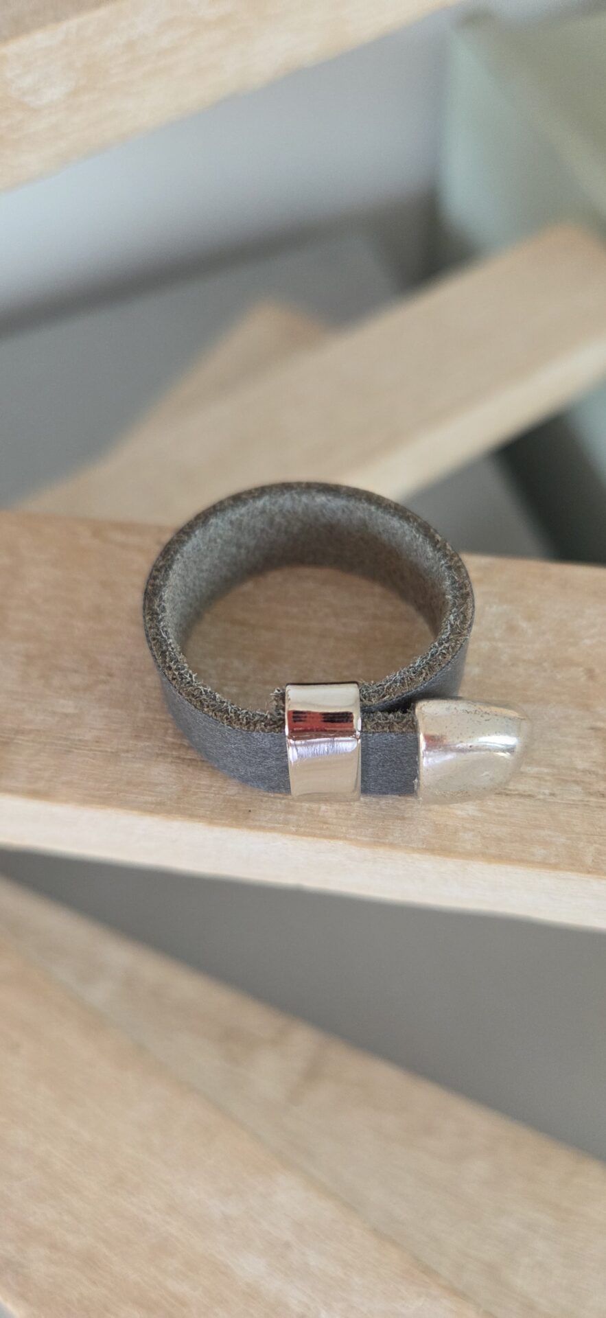 Bague Homme Ajustable en cuir plat gris anthracite et apprêts argentés – Image 2