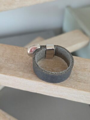 Bague Homme Ajustable en cuir plat gris anthracite et apprêts argentés – Image 3