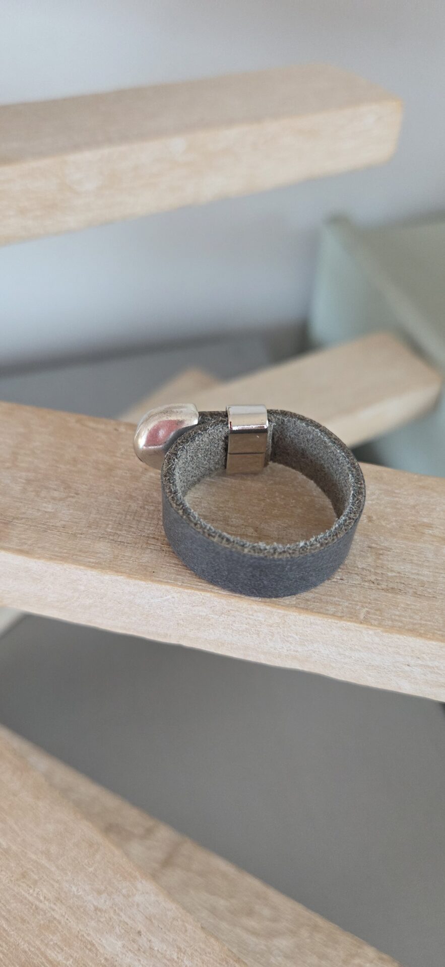 Bague Homme Ajustable en cuir plat gris anthracite et apprêts argentés – Image 3
