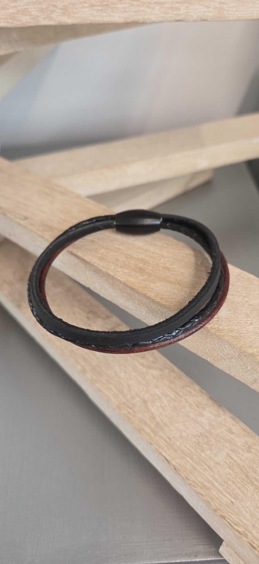 Bracelet Multi-Rangs en Cuir Noir & Brun – Fermoir Magnétique Mat – Image 2