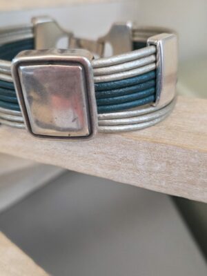 Manchette femme cuir rond 2mm et passants argentés