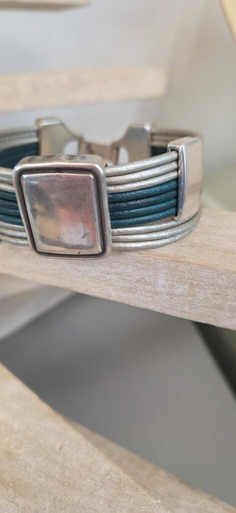 Manchette femme cuir rond 2mm et passants argentés