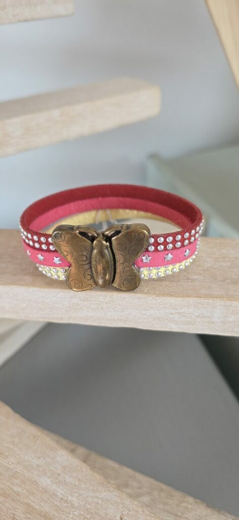 Bracelet enfant en suédine, fermoir papillon
