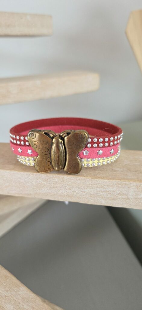 Bracelet enfant en suédine, fermoir papillon