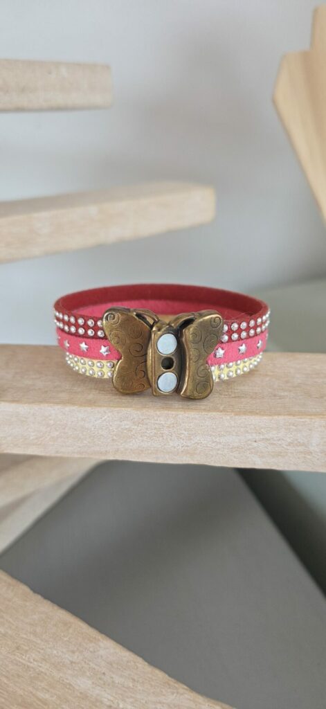 Bracelet enfant en suédine, fermoir papillon