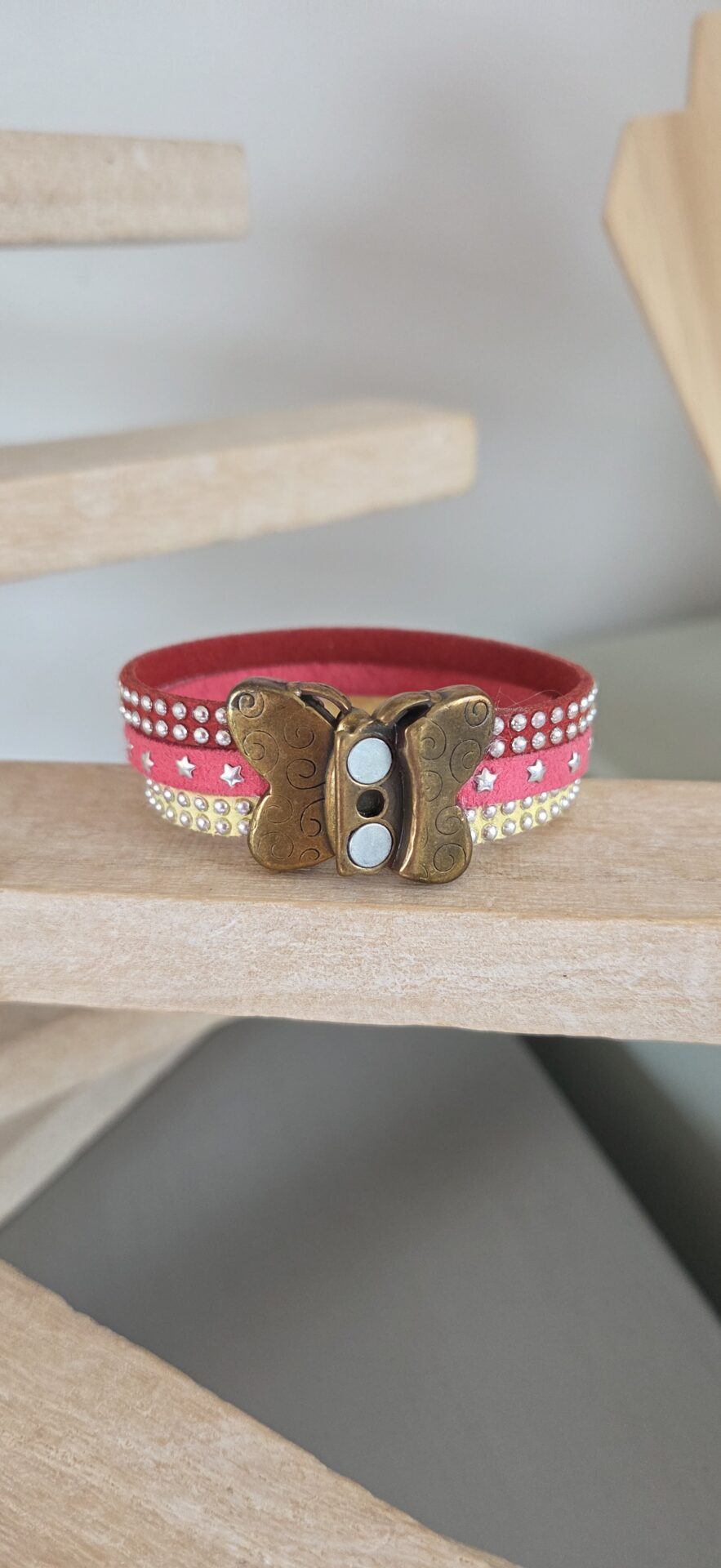 Bracelet enfant en suédine, fermoir papillon