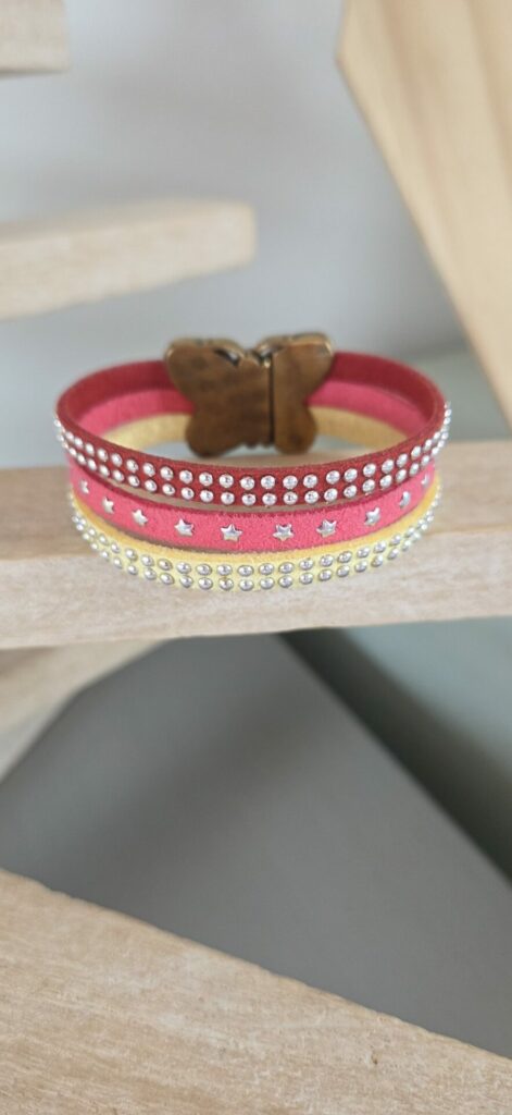 Bracelet enfant en suédine, fermoir papillon