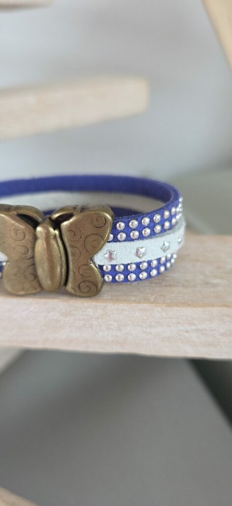 Bracelet enfant en suédine, fermoir papillon