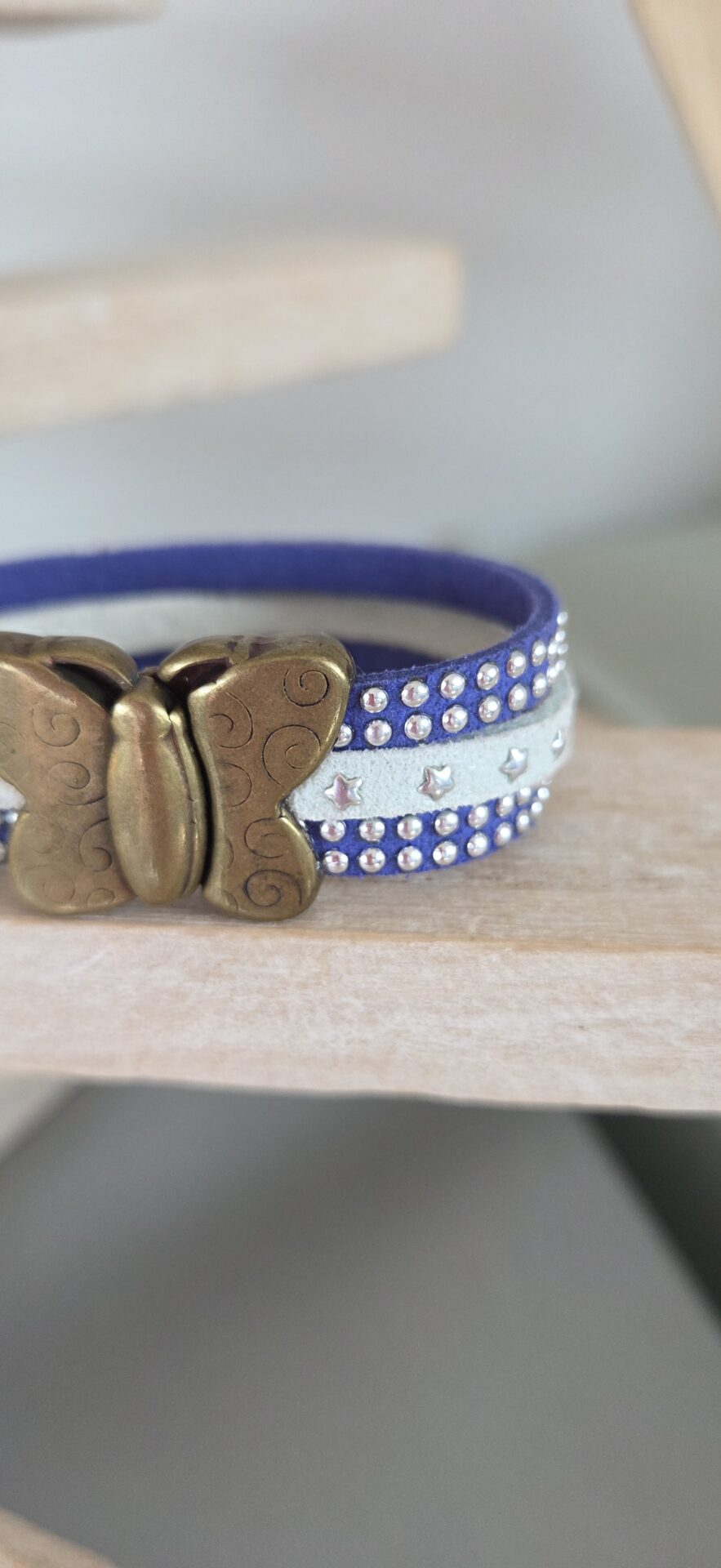 Bracelet enfant en suédine, fermoir papillon