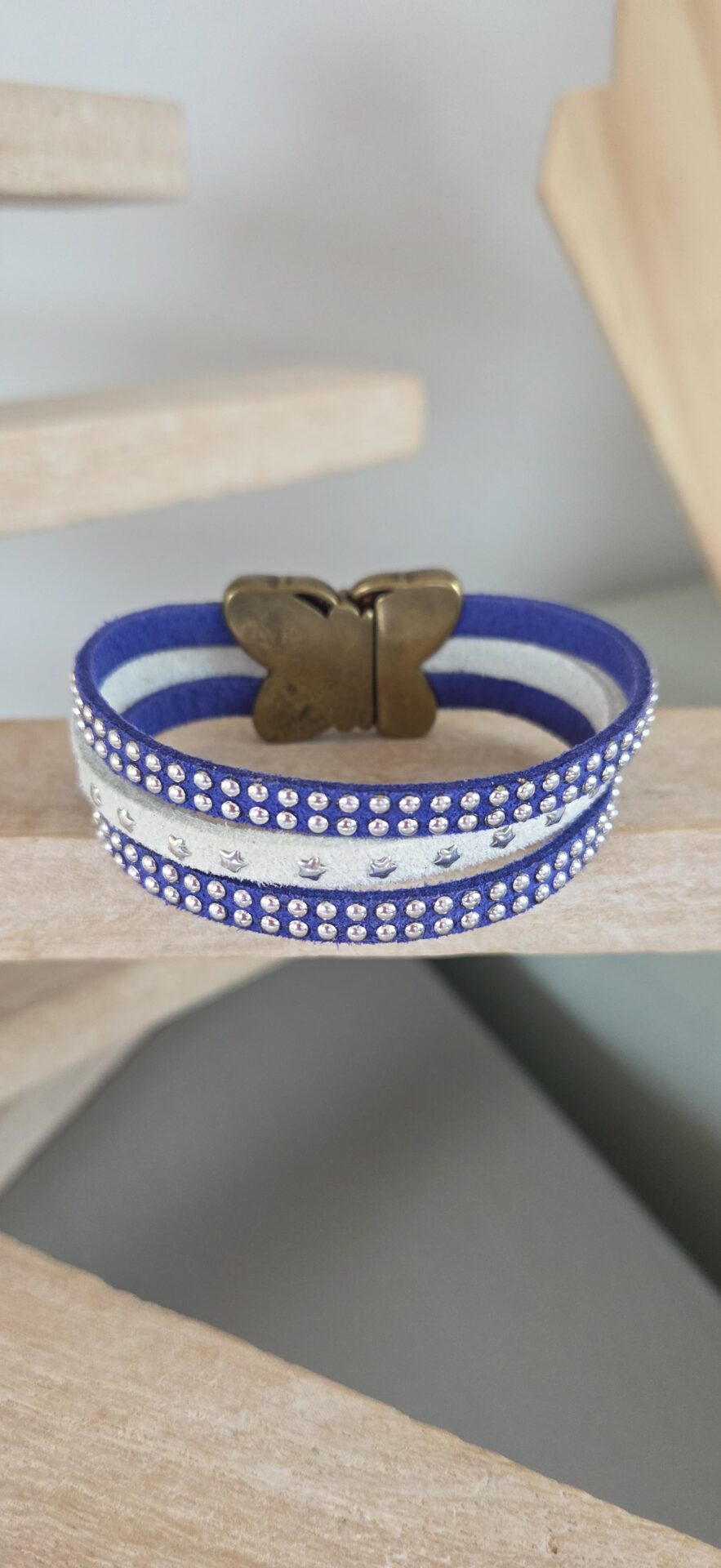 Bracelet enfant en suédine, fermoir papillon