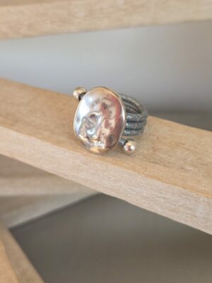 Bague femme en cuir rond argent métallisé et passant martelé argenté
