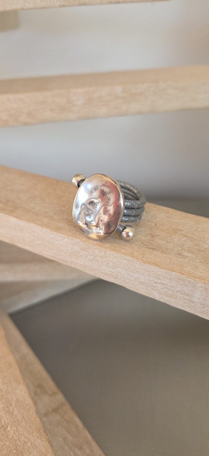 Bague femme en cuir rond argent métallisé et passant martelé argenté
