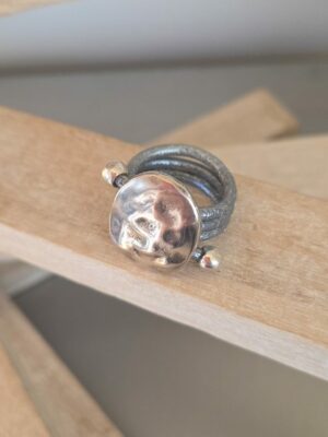 Bague femme en cuir rond argent métallisé et passant martelé argenté
