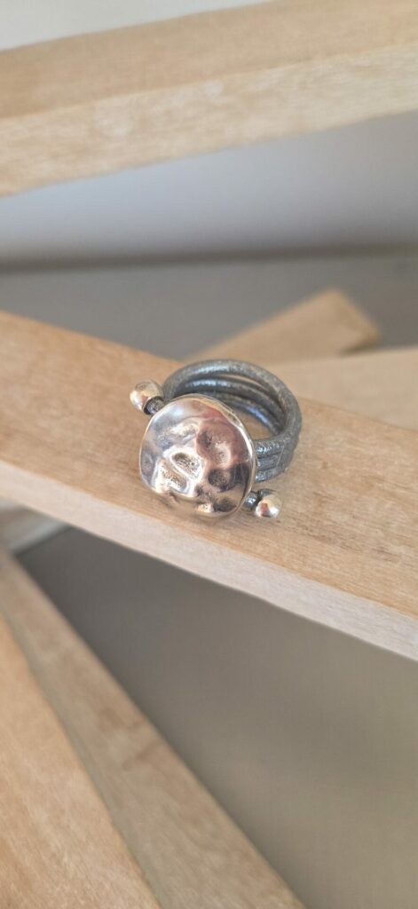 Bague femme en cuir rond argent métallisé et passant martelé argenté