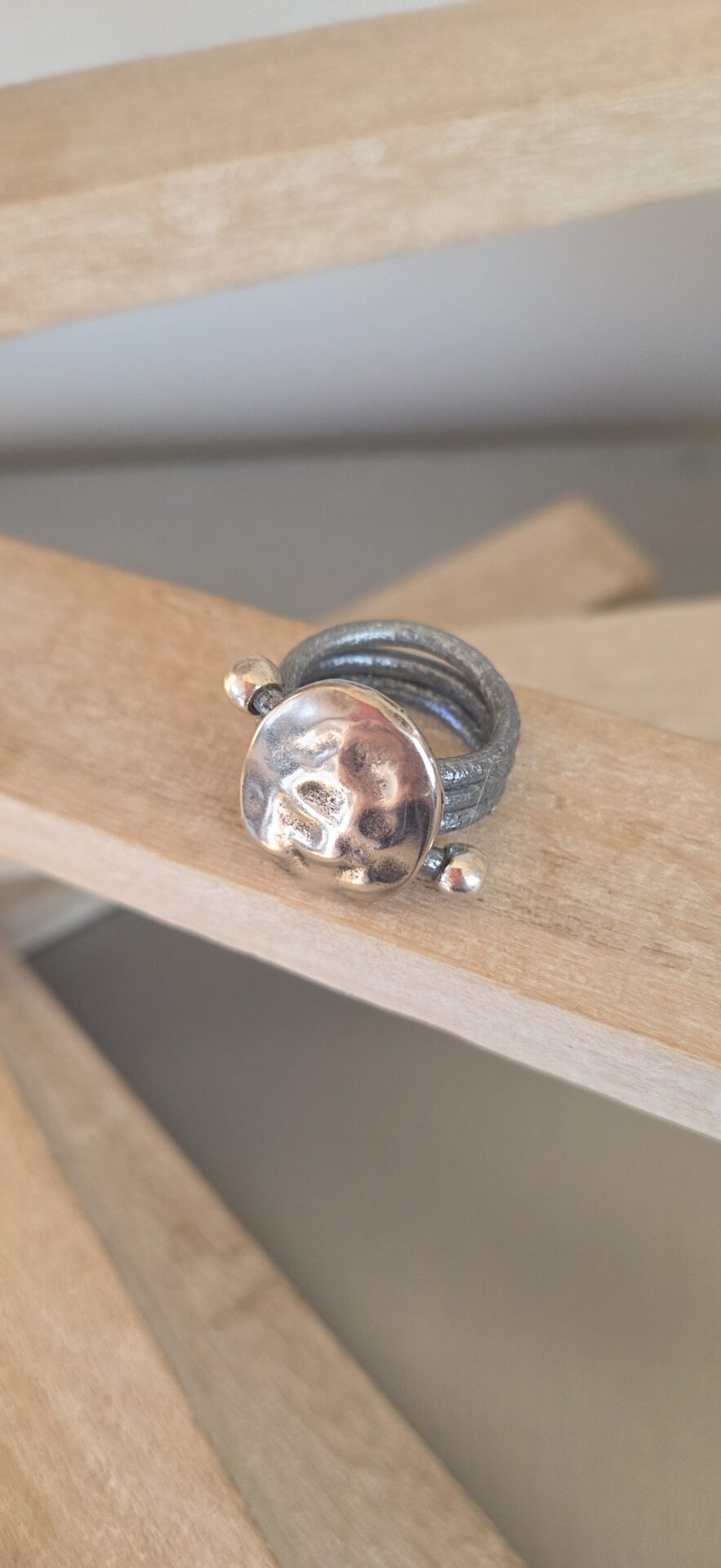 Bague femme en cuir rond argent métallisé et passant martelé argenté