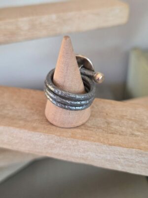 Bague femme en cuir rond argent métallisé et passant martelé argenté