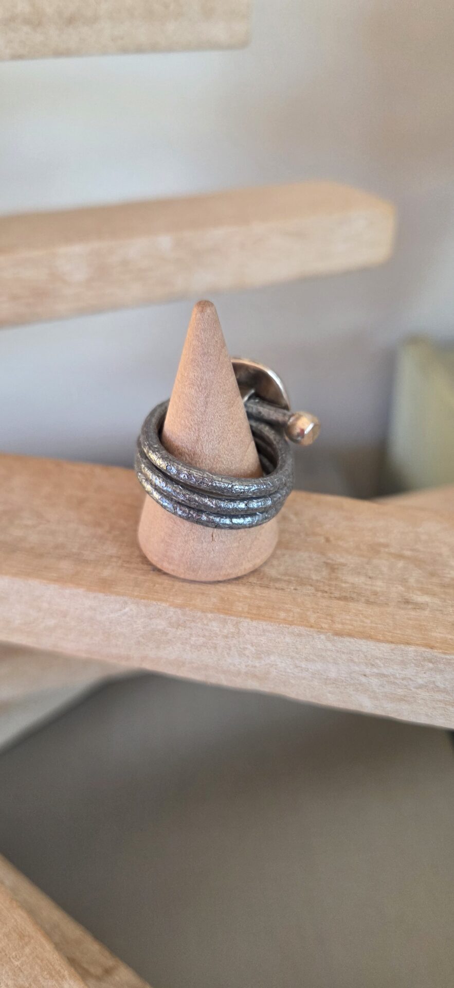 Bague femme en cuir rond argent métallisé et passant martelé argenté