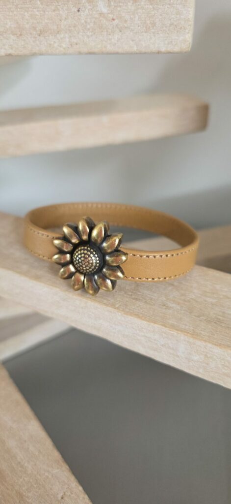 Bracelet femme cuir souple camel et fermoir marguerite bronze