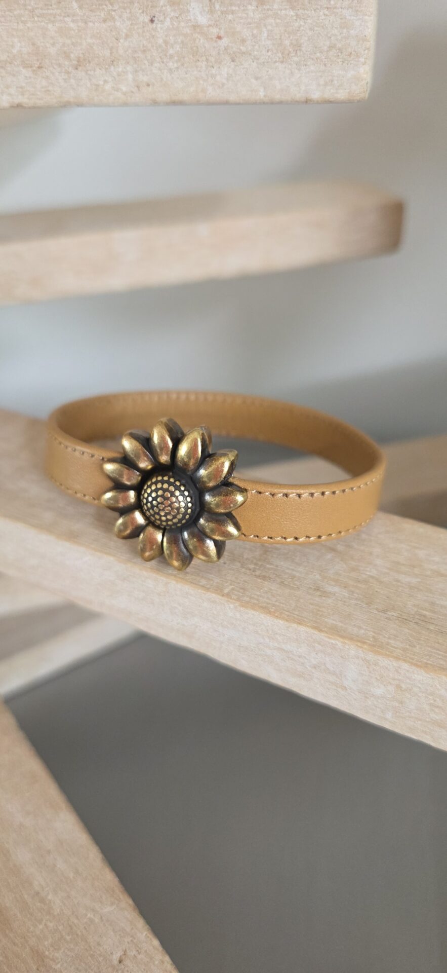 Bracelet femme cuir souple camel et fermoir marguerite bronze
