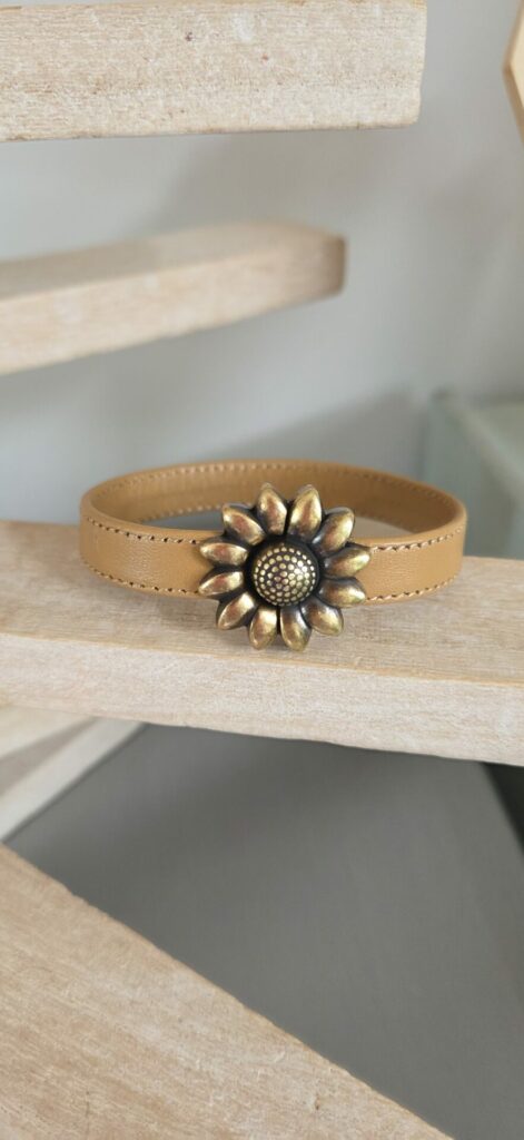 Bracelet femme cuir souple camel et fermoir marguerite bronze