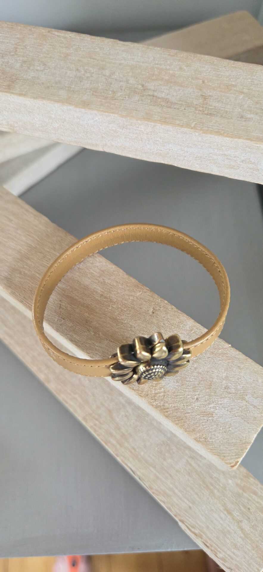 Bracelet femme cuir souple camel et fermoir marguerite bronze