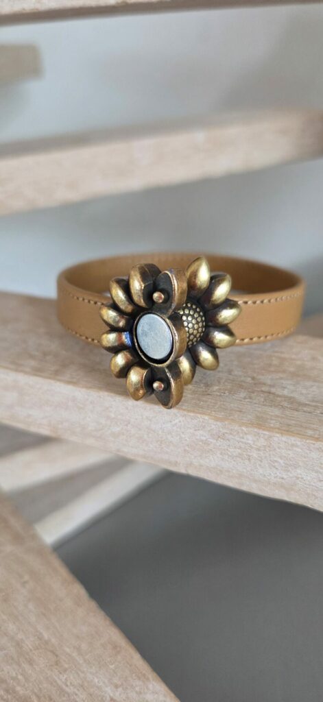Bracelet femme cuir souple camel et fermoir marguerite bronze