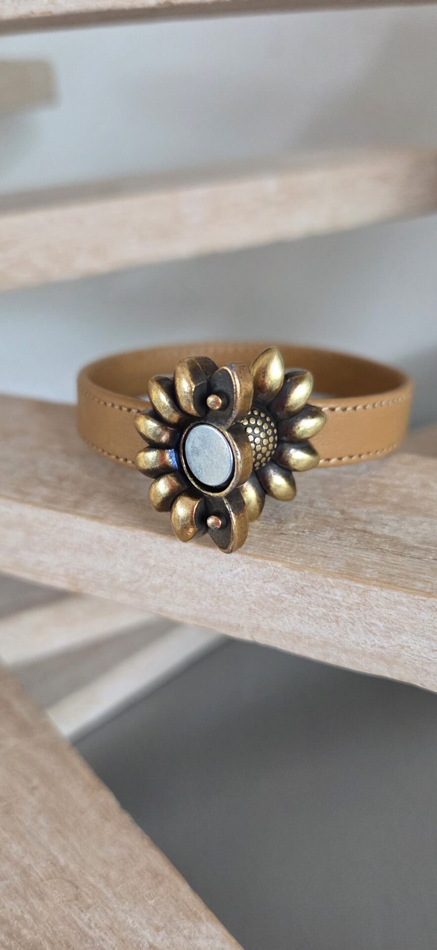 Bracelet femme cuir souple camel et fermoir marguerite bronze