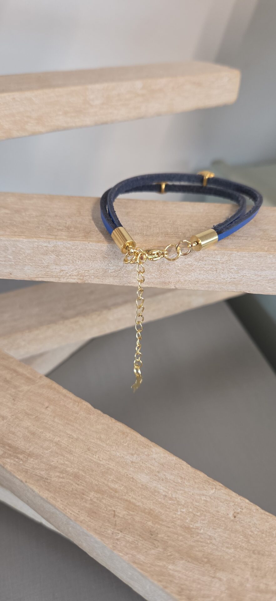 Bracelet femme double rang suédine bleu roi & passants œil émaillés dorés – Image 4