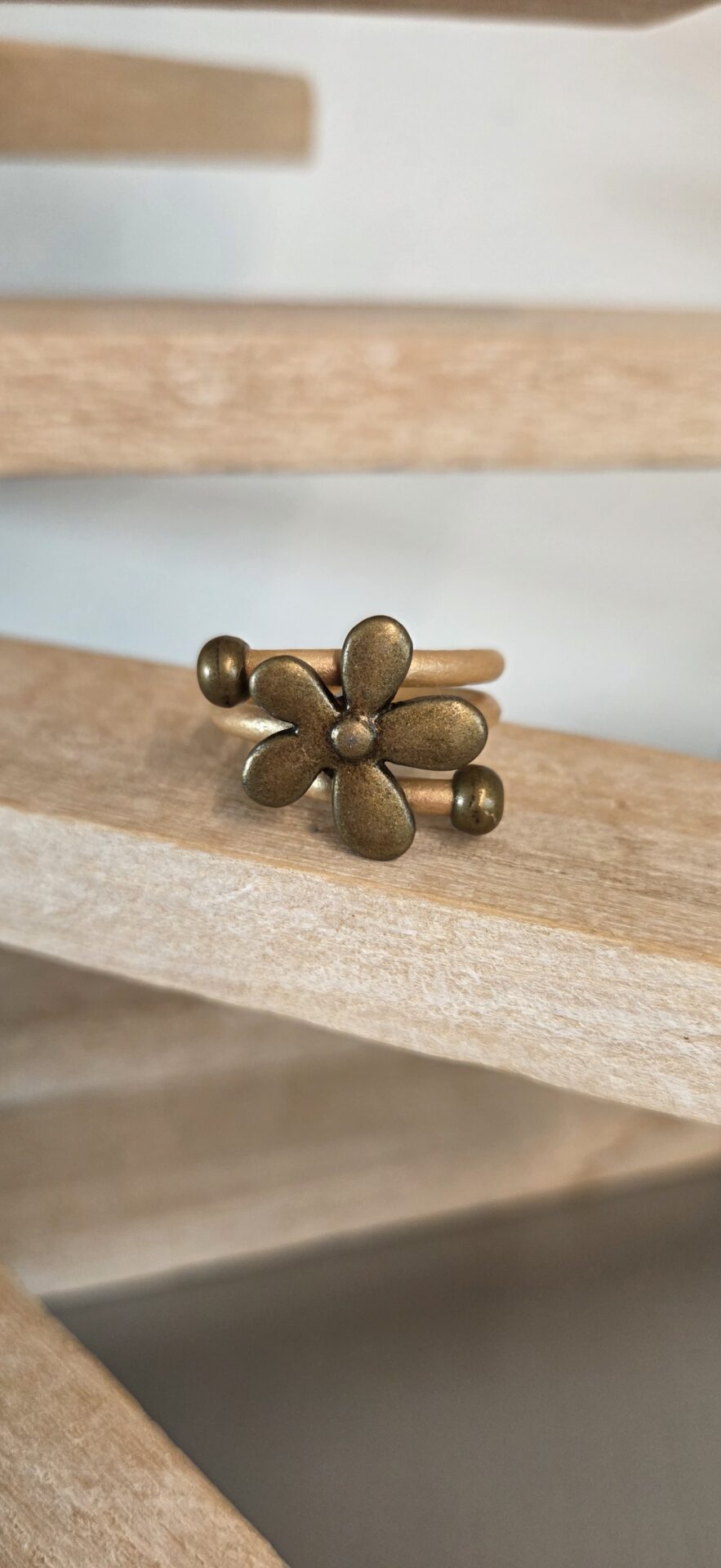 Bague femme cuir rond doré et marguerite bronze