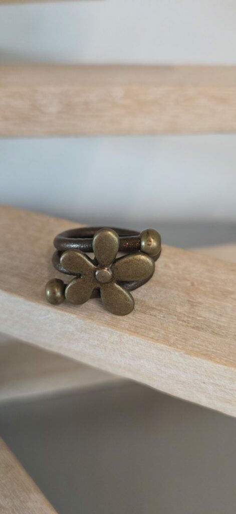 Bague femme cuir rond marron et marguerite bronze
