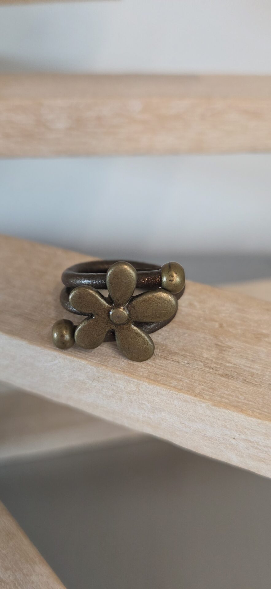 Bague femme cuir rond marron et marguerite bronze