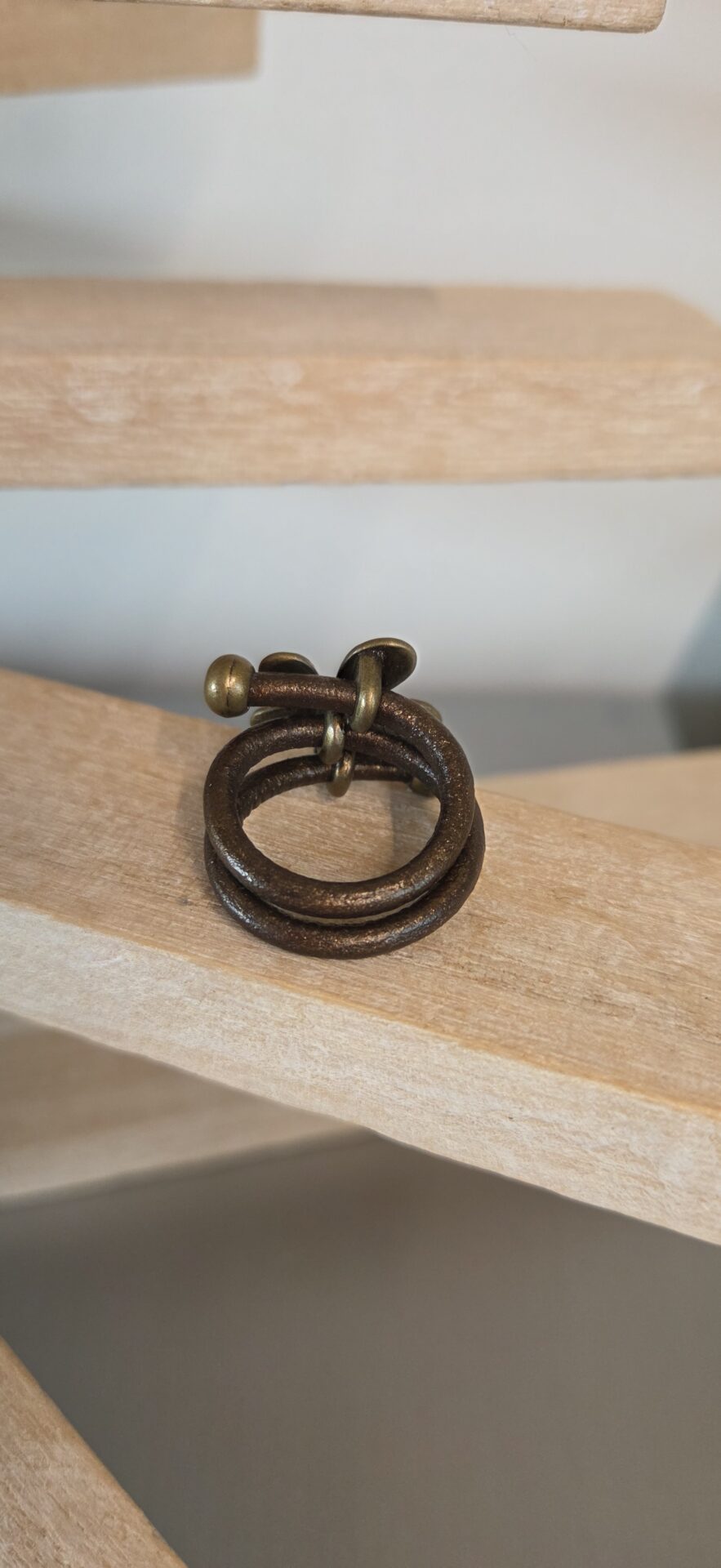 Bague femme cuir rond marron et marguerite bronze
