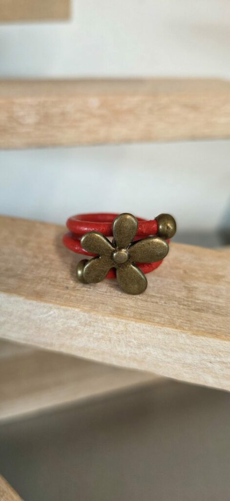 Bague femme cuir rond rouge et marguerite bronze
