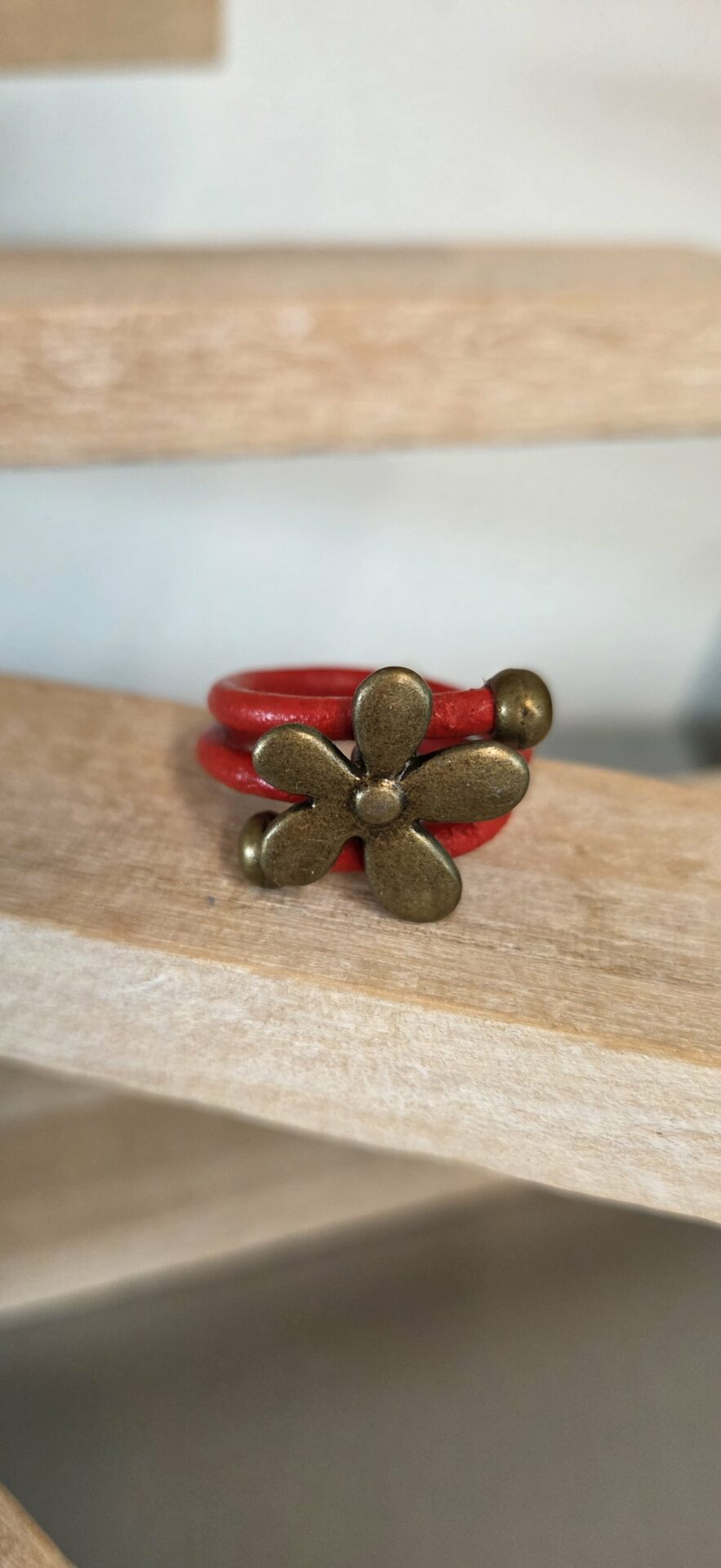 Bague femme cuir rond rouge et marguerite bronze