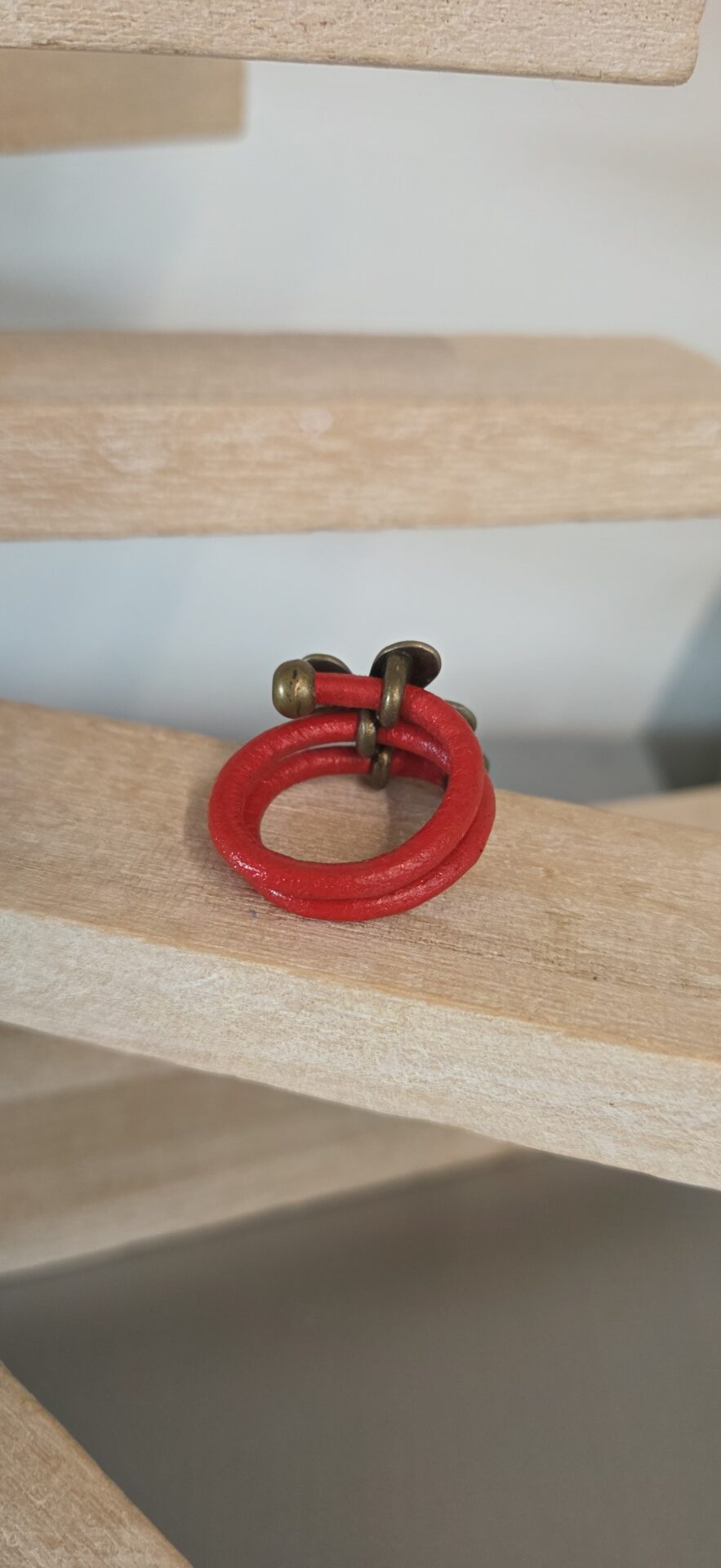 Bague femme cuir rond rouge et marguerite bronze
