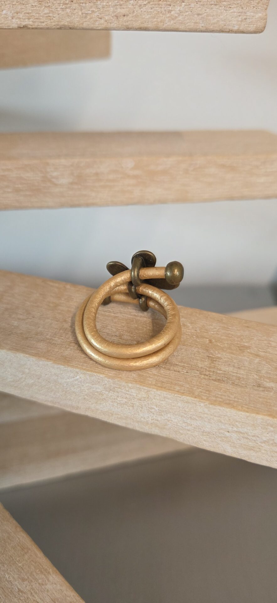 Bague femme cuir rond doré et marguerite bronze