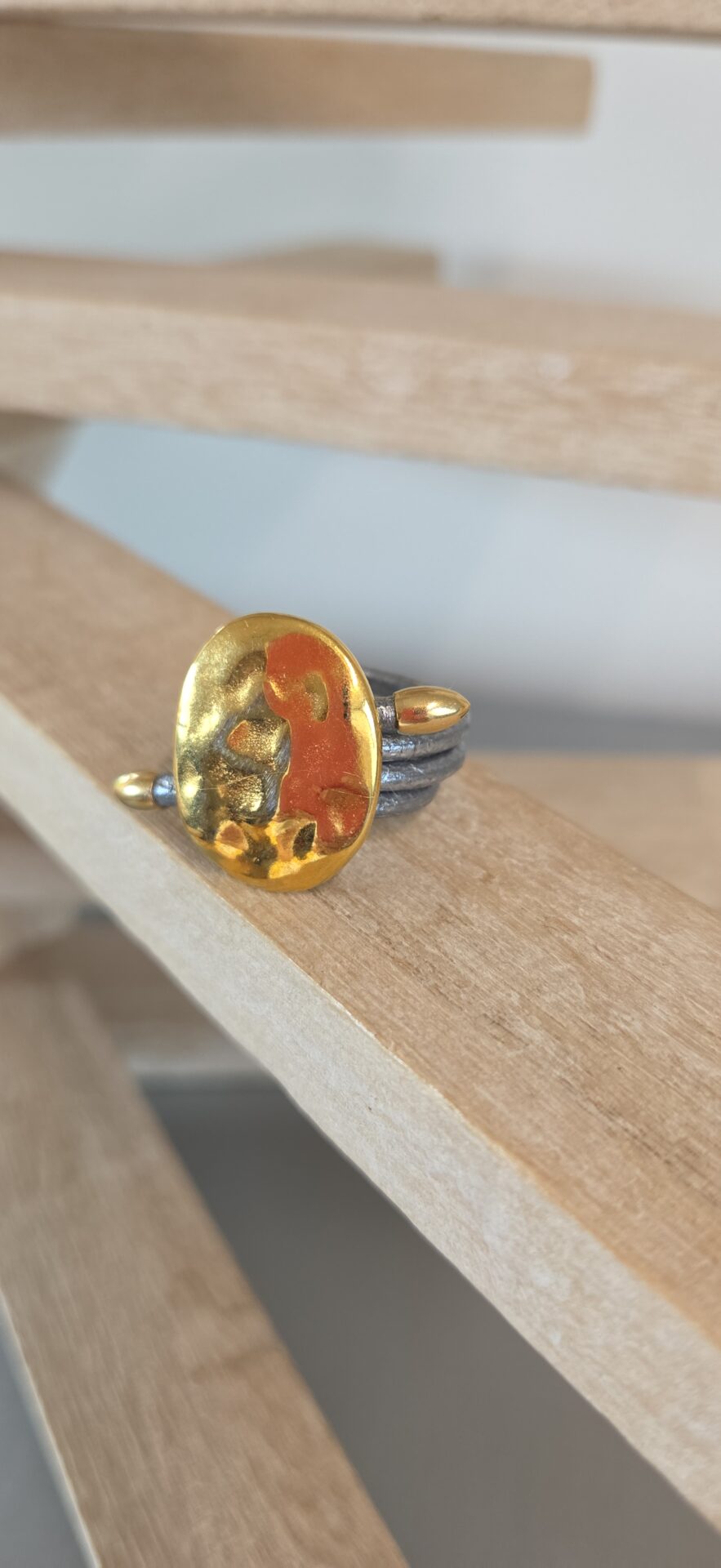 Bague femme cuir rond 2,5 gris et passants dorés
