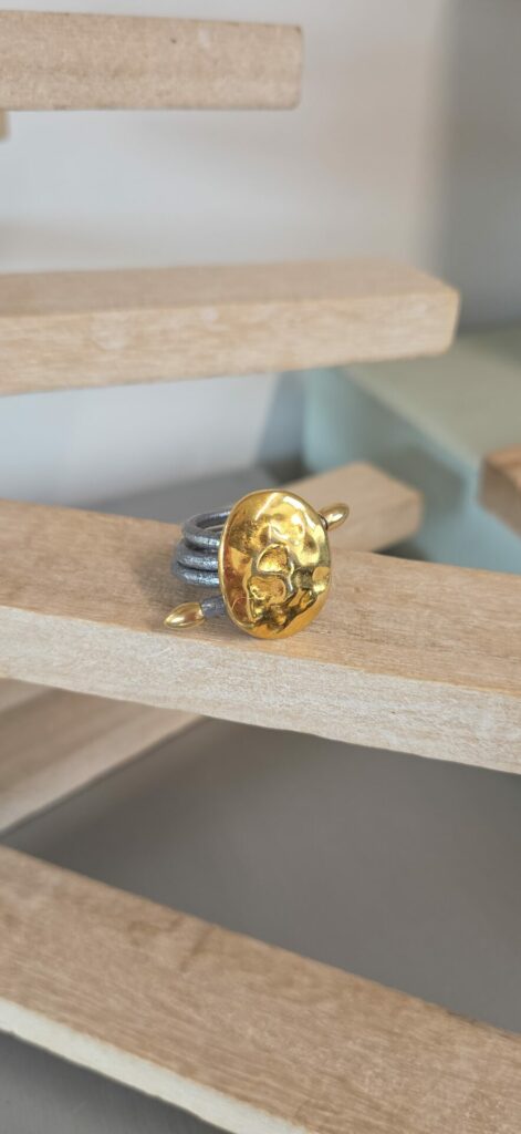 Bague femme cuir rond 2,5 gris et passants dorés