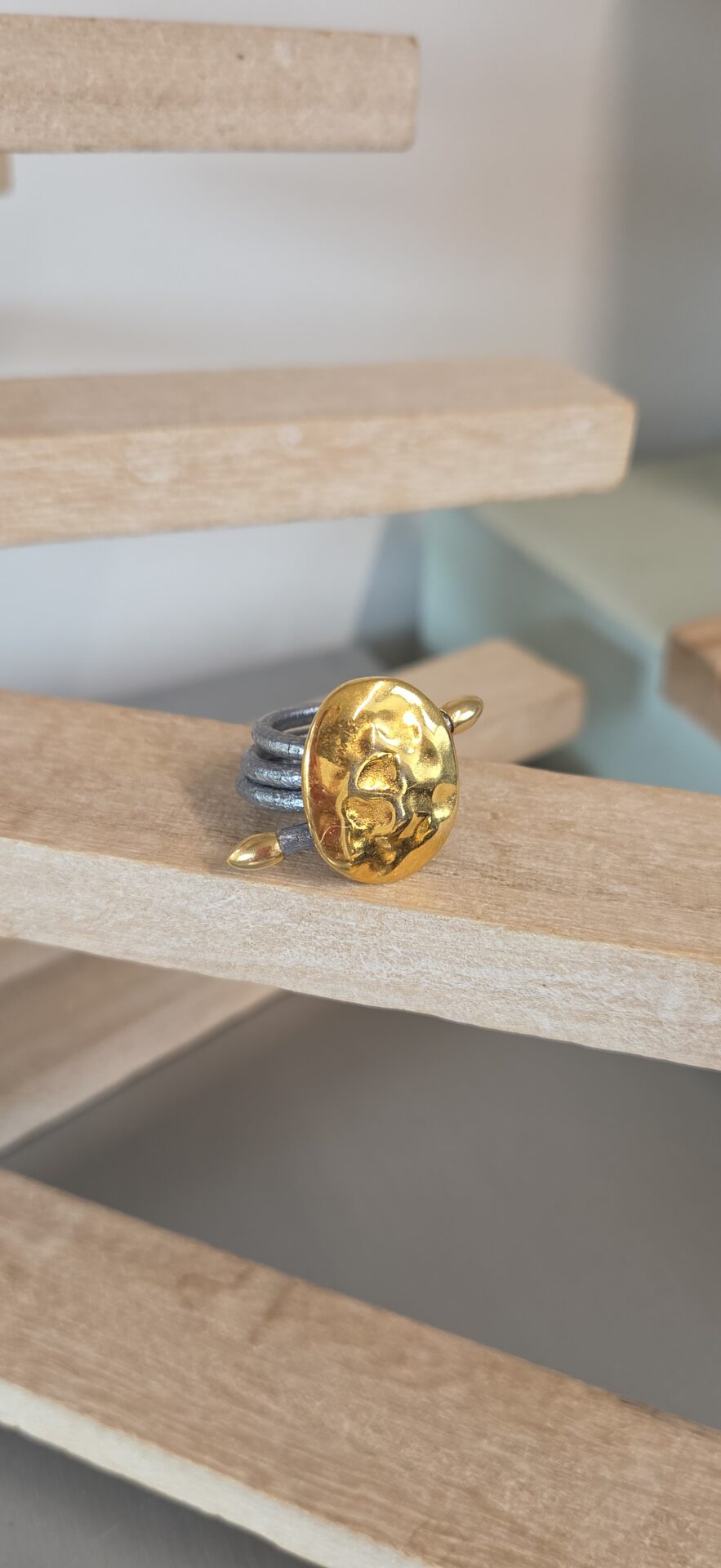 Bague femme cuir rond 2,5 gris et passants dorés