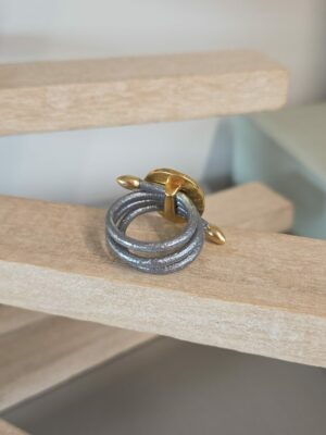 Bague femme cuir rond 2,5 gris et passants dorés