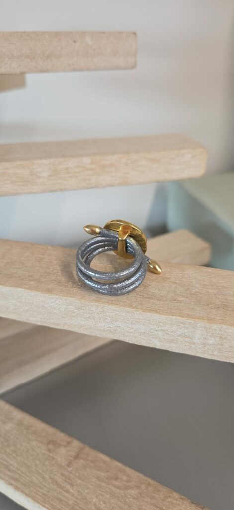 Bague femme cuir rond 2,5 gris et passants dorés