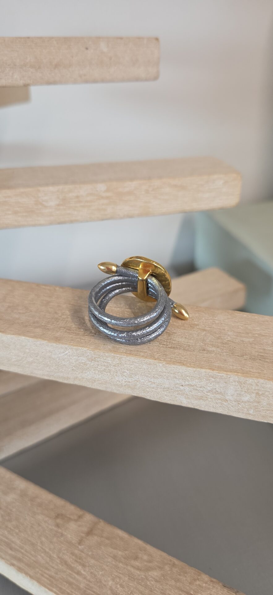 Bague femme cuir rond 2,5 gris et passants dorés