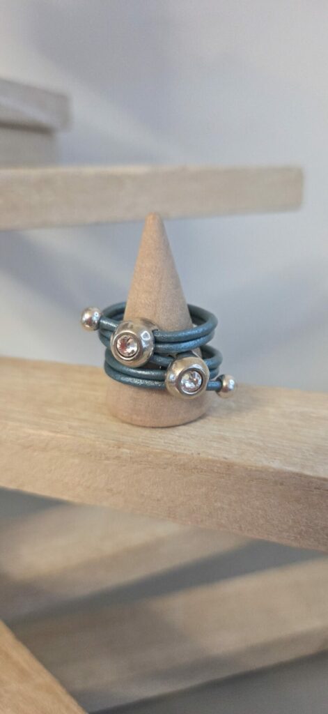 Bague femme cuir rond bleu Aqua et passants Swarovski