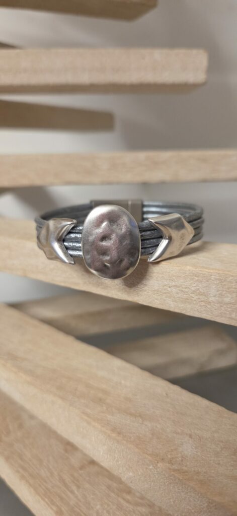 Bracelet femme cuir rond gris métallique et passants argentés