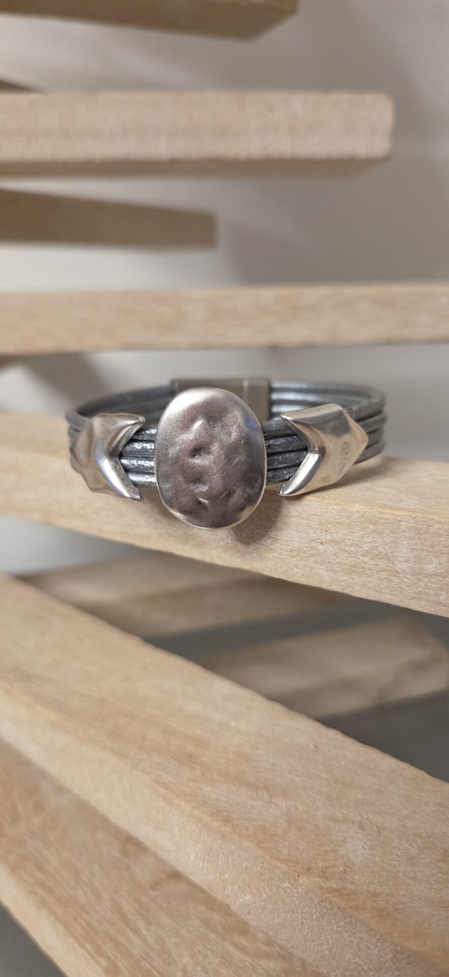 Bracelet femme cuir rond gris métallique et passants argentés