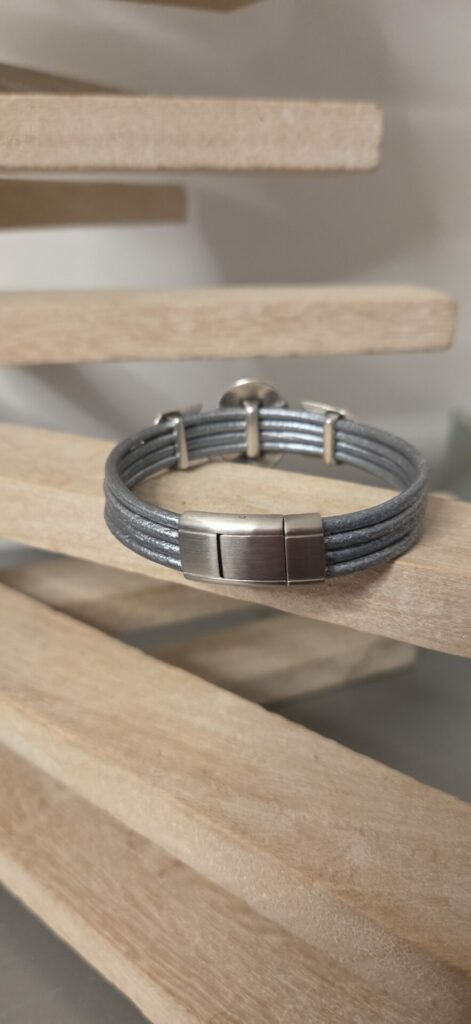 Bracelet femme cuir rond gris métallique et passants argentés