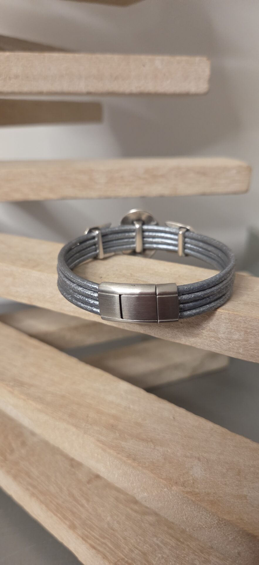 Bracelet femme cuir rond gris métallique et passants argentés