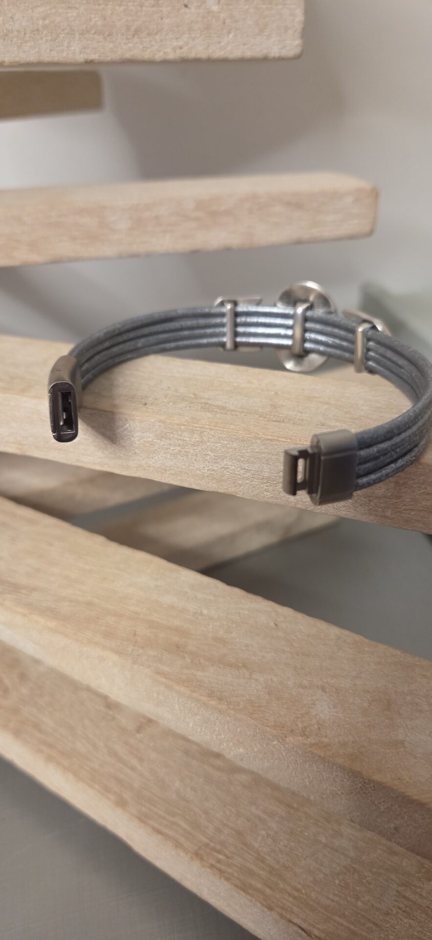 Bracelet femme cuir rond gris métallique et passants argentés